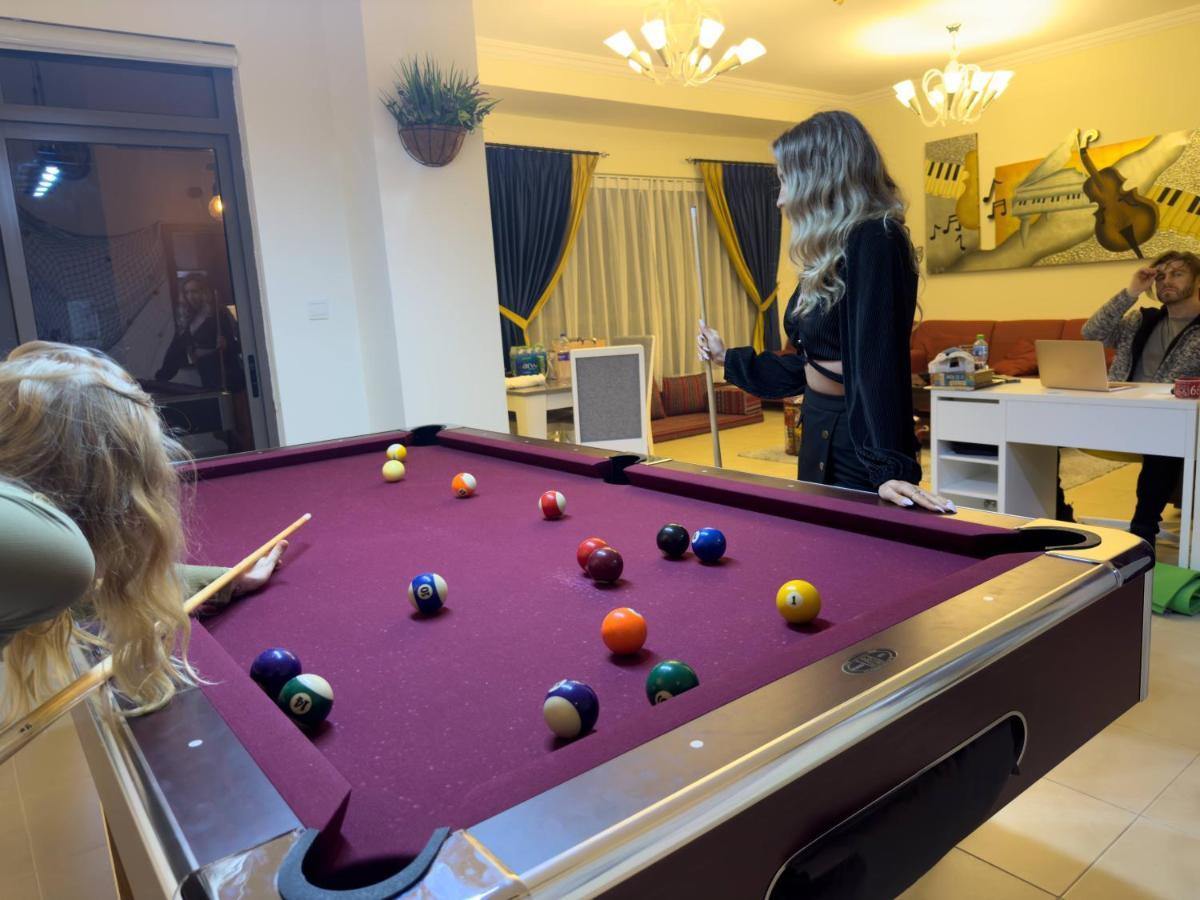 Route 66 Beach Hostel Dubai Buitenkant foto