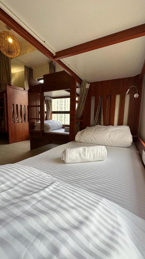 Route 66 Beach Hostel Dubai Buitenkant foto